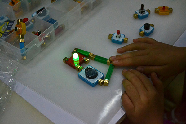 趣味电子制作体验课程电子积木拼接的创意电路